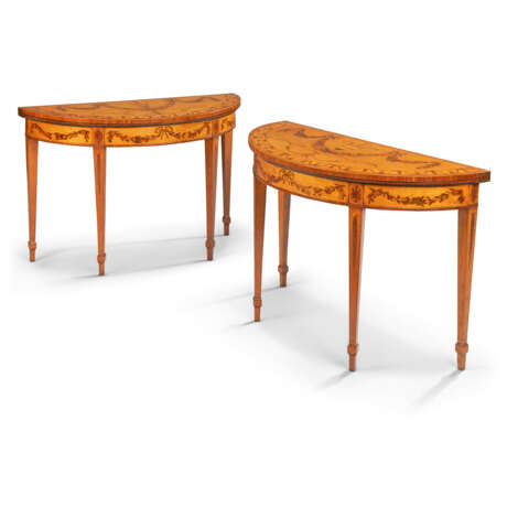 A PAIR OF GEORGE III TULIPWOOD AND SATINWOOD CARD TABLES - Foto 5