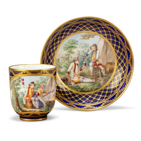 A SEVRES PORCELAIN BLEU NOUVEAU-GROUND CUP AND SAUCER (GOBELET CALABRE ET SOUCOUPE, 1ERE GRANDEUR) - Foto 1