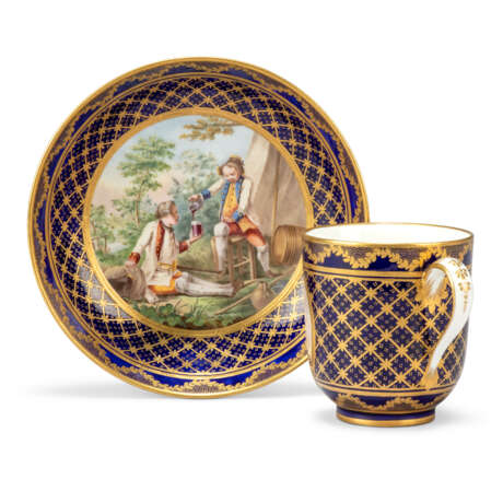 A SEVRES PORCELAIN BLEU NOUVEAU-GROUND CUP AND SAUCER (GOBELET CALABRE ET SOUCOUPE, 1ERE GRANDEUR) - Foto 2