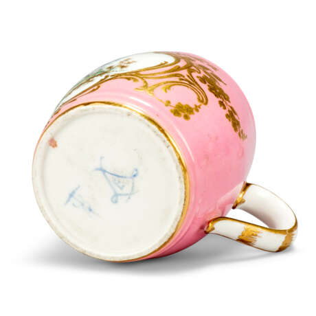 A SEVRES PORCELAIN PINK-GROUND MUSTARD-POT, COVER AND STAND FROM THE 'SERVICE ROZE ATTRIBUTS DE CHASSE' PROBABLY ACQUIRED BY LOUIS XV (MOUTARDIER ORDINAIRE ET PLATEAU) - photo 3