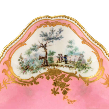 A SEVRES PORCELAIN PINK-GROUND MUSTARD-POT, COVER AND STAND FROM THE 'SERVICE ROZE ATTRIBUTS DE CHASSE' PROBABLY ACQUIRED BY LOUIS XV (MOUTARDIER ORDINAIRE ET PLATEAU) - фото 5
