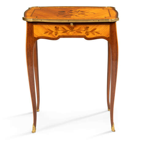 A LOUIS XV KINGWOOD, AMARANTH AND BOIS SATINEE MARQUETRY TABLE A ECRIRE - Foto 5