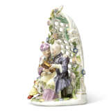 A MEISSEN PORCELAIN GROUP OF A CHINOISERIE COUPLE SEATED IN AN ARBOUR - Foto 2