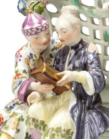 A MEISSEN PORCELAIN GROUP OF A CHINOISERIE COUPLE SEATED IN AN ARBOUR - Foto 4