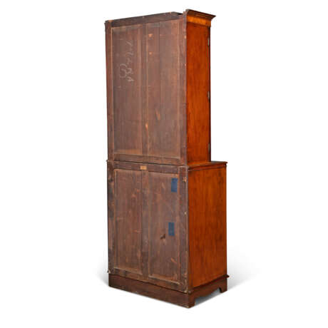 A GEORGE III SATINWOOD AND INDIAN ROSEWOOD MAHOGANY SMALL SECRETAIRE BOOKCASE - Foto 4