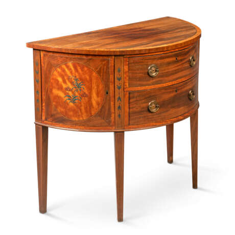 A LATE GEORGE III POLYCHROME-PAINTED, SATINWOOD AND MAHOGANY DEMI-LUNE COMMODE - Foto 2
