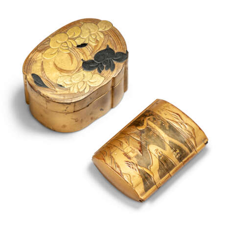 TWO JAPANESE LACQUER INCENSE BOXES (KOGO) AND A FOUR-CASE LACQUER INRO - Foto 2