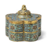 A CHINESE CLOISONNE ENAMEL AND GILT-BRONZE TWO-TIERED LOBED BOX AND COVER - Foto 2