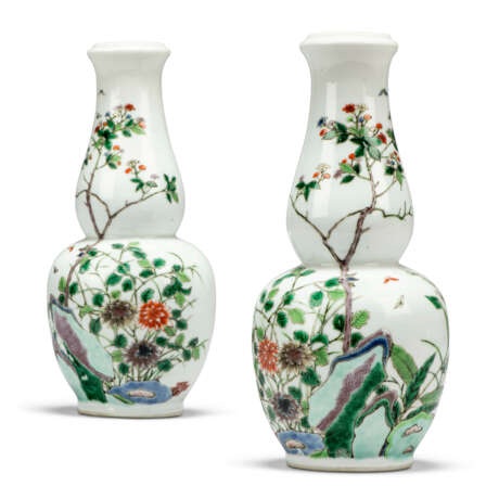 A PAIR OF KANGXI-STYLE FAMILLE VERTE DOUBLE-GOURD VASES - фото 1