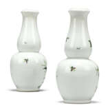 A PAIR OF KANGXI-STYLE FAMILLE VERTE DOUBLE-GOURD VASES - фото 2