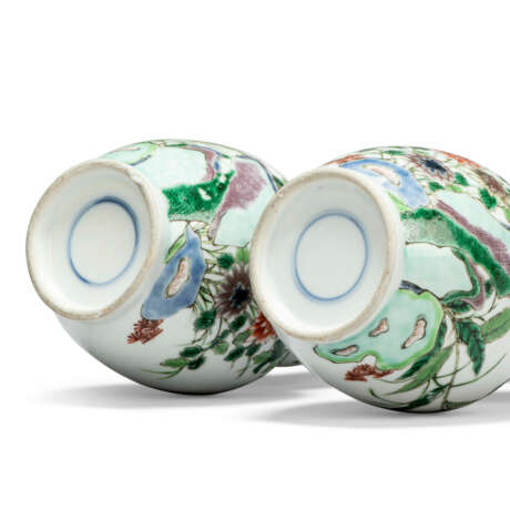 A PAIR OF KANGXI-STYLE FAMILLE VERTE DOUBLE-GOURD VASES - фото 3