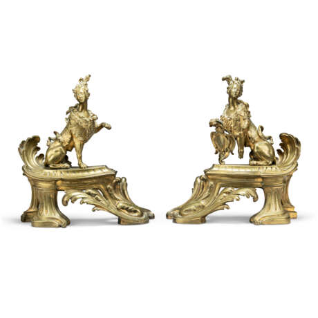A PAIR OF EARLY LOUIS XV ORMOLU CHENETS - Foto 1