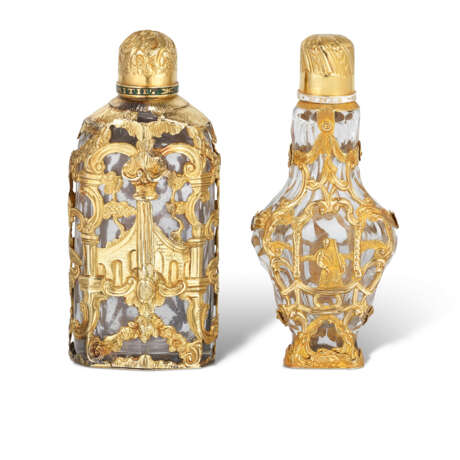 TWO GEORGE III GOLD-MOUNTED GLASS SCENT BOTTLES - photo 1