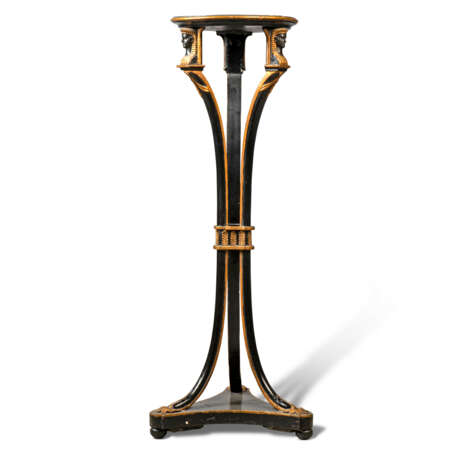 A PARCEL-GILT AND EBONISED TORCHERE - Foto 2