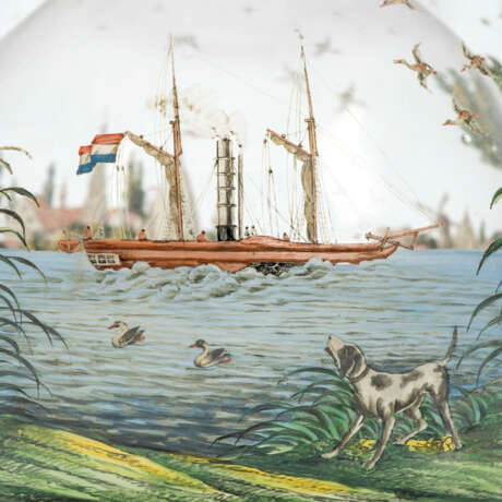 AN ENAMELLED AND GILT GLASS GOLDFISH BOWL IN THE FORM OF AN OVERSIZED DECANTER - фото 3