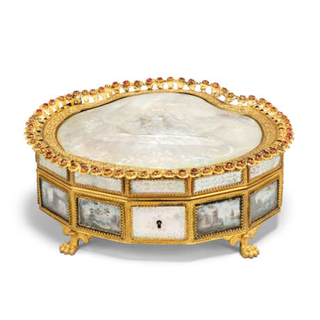 A PALAIS ROYAL MOTHER-OF-PEARL AND GLASS INSET GILTMETAL WORKBOX - Foto 1