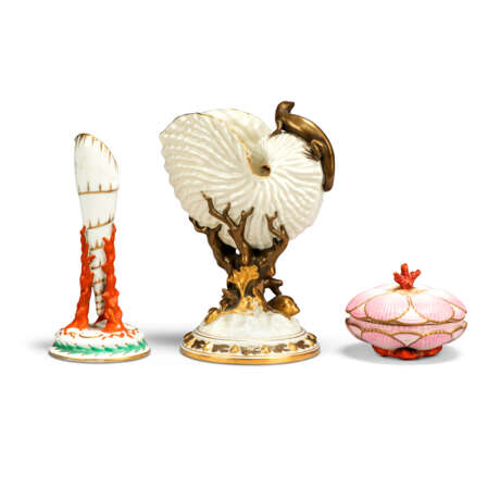 A ROYAL WORCESTER PORCELAIN NAUTILUS SHELL-SHAPED VASE, A COPELAND PORCELAIN SHELL-SHAPED BOX AND COVER, A PARIS PORCELAIN SHELL ENCRUSTED INKSTAND AND AN ENGLISH PORCELAIN SHELL-SHAPED VASE - Foto 2