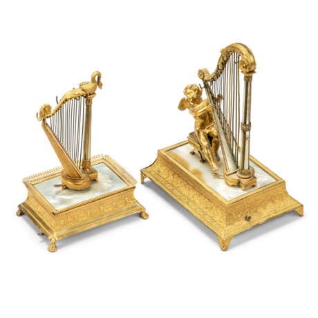TWO RESTAURATION PALAIS ROYAL ORMOLU AND MOTHER-OF PEARL MUSICAL ORNAMENTS OR RING-STANDS MODELLED AS HARPS - фото 3