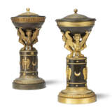 A NEAR PAIR OF EMPIRE ORMOLU AND PATINATED BRONZE PERFUME-BURNERS AND COVERS - Foto 2