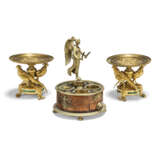 AN EMPIRE ORMOLU, BURR-WALNUT AND EBONISED ENCRIER TOGETHER WITH A PAIR OF FRENCH MALACHITE INSET ORMOLU TAZZE - Foto 2