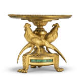 AN EMPIRE ORMOLU, BURR-WALNUT AND EBONISED ENCRIER TOGETHER WITH A PAIR OF FRENCH MALACHITE INSET ORMOLU TAZZE - Foto 4