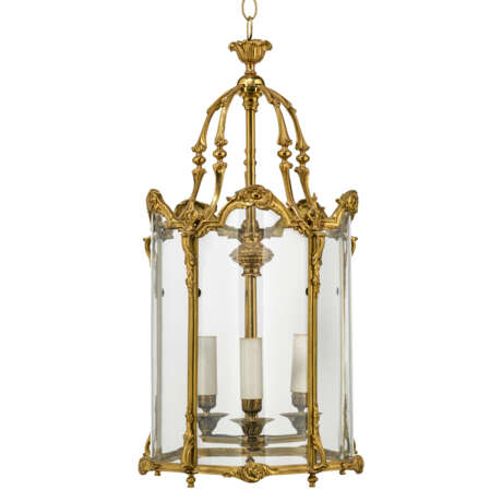 A LACQUERED BRASS HALL LANTERN - фото 1