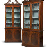 A PAIR OF GEORGE III-STYLE AFRICAN MAHOGANY BOOKCASES - фото 1