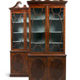 A PAIR OF GEORGE III-STYLE AFRICAN MAHOGANY BOOKCASES - Foto 2