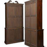 A PAIR OF GEORGE III-STYLE AFRICAN MAHOGANY BOOKCASES - Foto 3
