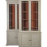 A PAIR OF WHITE-PAINTED BOARD BOOKCASES - Foto 2
