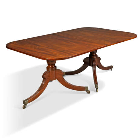 A MAHOGANY TRIPLE PEDESTAL DINING-TABLE - photo 3