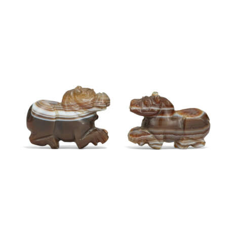 TWO ELAMITE BANDED AGATE LIONS - photo 2