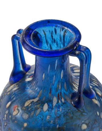 A ROMAN WHITE, RED AND BLUE SPLASHED GLASS AMPHORISKOS - Foto 4
