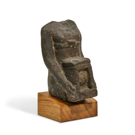 AN EGYPTIAN BASALT FRAGMENTARY NAOPHOROS - Foto 1