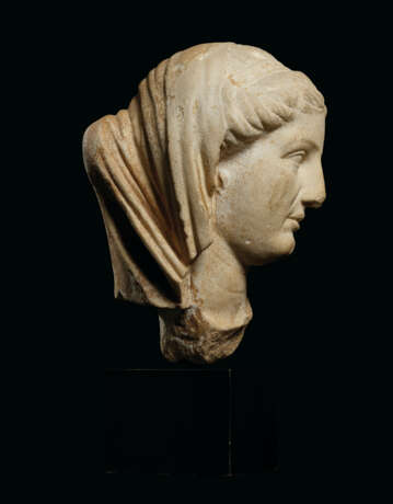 A ROMAN MARBLE VEILED FEMALE HEAD - Foto 2