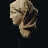 A ROMAN MARBLE VEILED FEMALE HEAD - Foto 3
