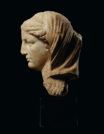 A ROMAN MARBLE VEILED FEMALE HEAD - Foto 3
