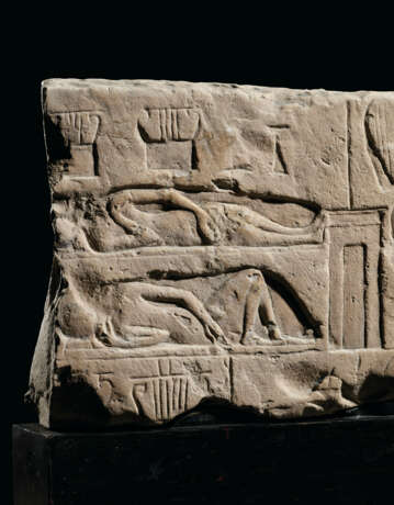 AN EGYPTIAN LIMESTONE RELIEF - Foto 4