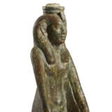 AN EGYPTIAN BRONZE WINGED ISIS - фото 3