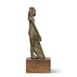 AN EGYPTIAN BRONZE WINGED ISIS - фото 5