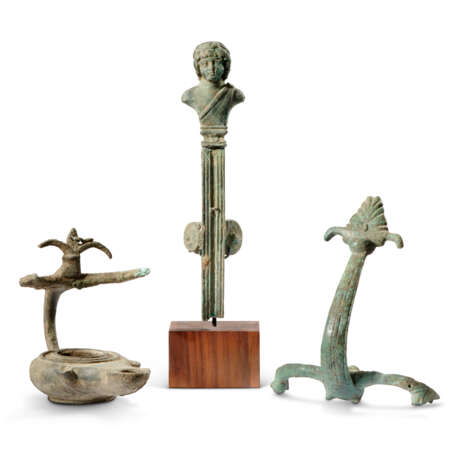 THREE ETRUSCAN AND ROMAN BRONZE OBJECTS - photo 1