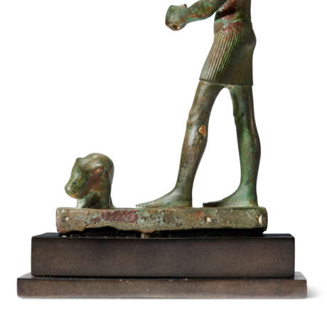 AN EGYPTIAN BRONZE HORUS THE BEHDETITE SPEARING SETH - Foto 2