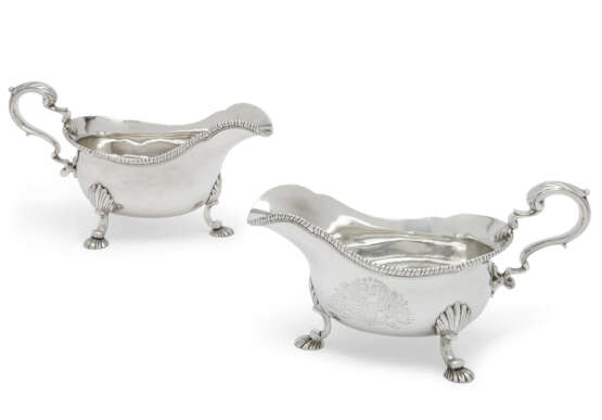 A PAIR OF GEORGE II SAUCEBOATS - Foto 1