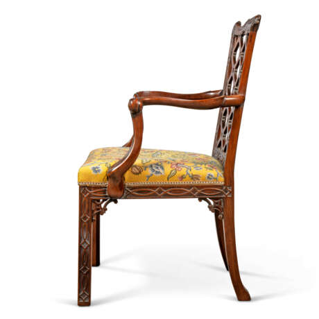A PAIR OF GEORGE II MAHOGANY OPEN ARMCHAIRS - Foto 4