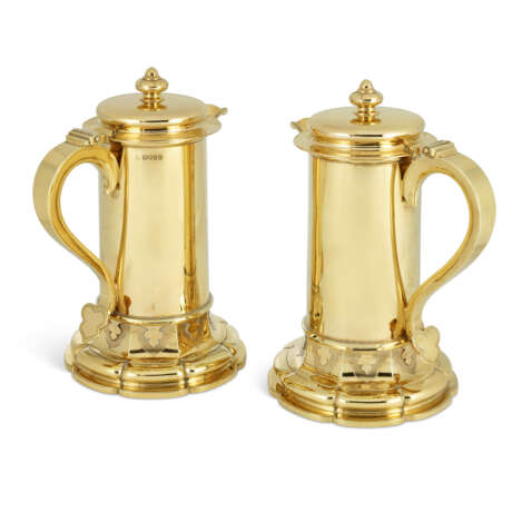 TWO GEORGE IV SILVER-GILT FLAGONS - photo 2