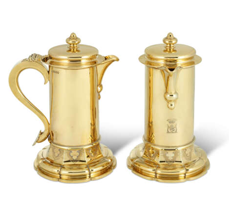 TWO GEORGE IV SILVER-GILT FLAGONS - photo 3