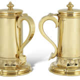TWO GEORGE IV SILVER-GILT FLAGONS - photo 4