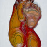 Paar Holzskulpturen, rote Füße und gelbe Figur mit großem Fuß - Foto 2