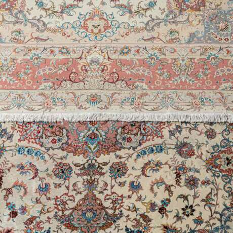 Orientteppich mit Seide. ISFAHAN/PERSIEN, 20. Jh., 360x250 cm. - Foto 3