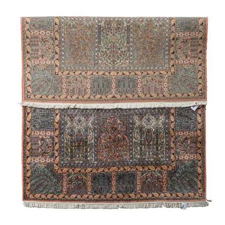Orientteppich aus Kaschmirseide. 20. Jh., 202x136 cm. - photo 2